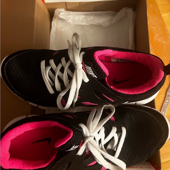 Nike Free Run Girls 5Y 💖🏃‍♀️🖤 - Picture 7 of 8